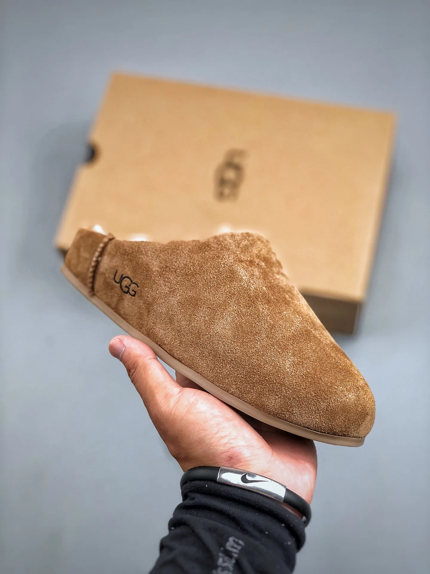 Local pick-up💰560 supports store placement. The top version of ugg on the market. 25 new models. UGG Classic Micro. Classic super mini. Classic boot type with lower cut design. Easy to match at home and out. Produced by a large foreign trade factory in Guangzhou. Toe to insole. Genuine sheep fur integrated. Independent outer box packaging. Chip with waterproof technology. Different from any version on the market. Independently developed original outsole and cashmere insole to keep you warm in winter and suitable for home use. In recent years, uug has launched a style series that is partially geared towards the preferences of young consumers and has also moved to the forefront of fashion trends. Shoe body material Water-repellent coated suede upper 17 mm UGGPURE™ implanted wool insole Lightweight non-slip and comfortable rubber outsole With brand LOGO trademark Comes with a full set of packaging Size: 35-40